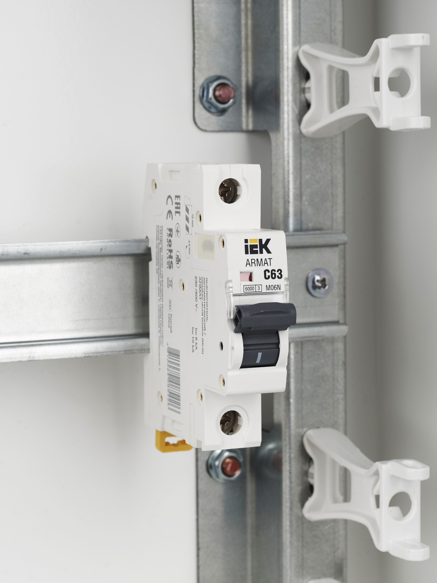 ARMAT Автоматический выключатель M06N 1P C 63А IEK